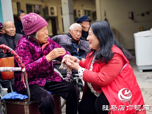  ‌平輿縣身邊好人協(xié)會聯(lián)動政社校開展學(xué)雷鋒敬老行動‌