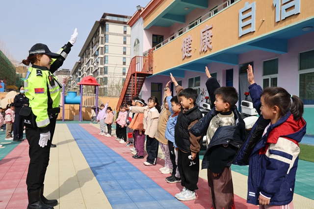 交警萌娃“童”行學安全！全國安全教育日護航幼兒成長