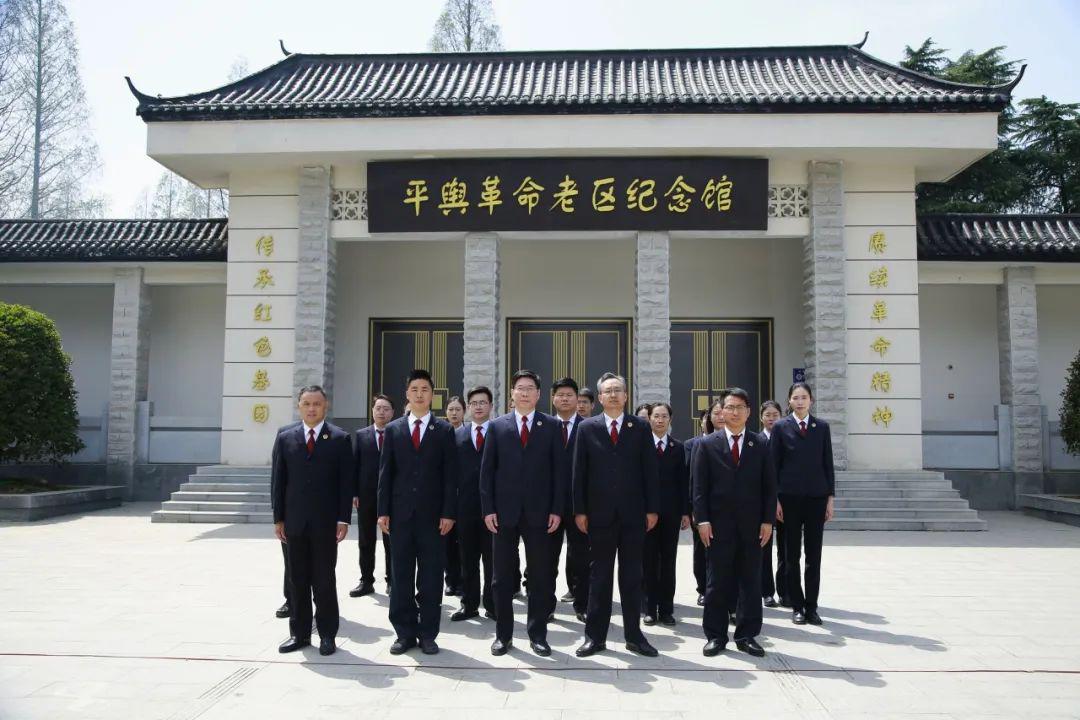 平輿縣檢察院聯(lián)合河南省檢察院駐村工作隊(duì)開(kāi)展清明祭英烈活動(dòng)