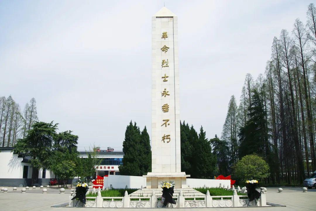 平輿縣檢察院聯(lián)合河南省檢察院駐村工作隊(duì)開(kāi)展清明祭英烈活動(dòng)