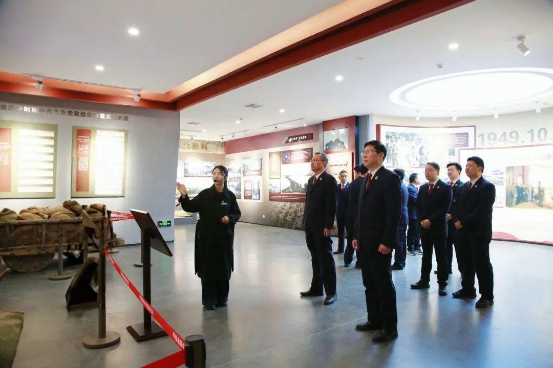 平輿縣檢察院聯(lián)合河南省檢察院駐村工作隊(duì)開(kāi)展清明祭英烈活動(dòng)