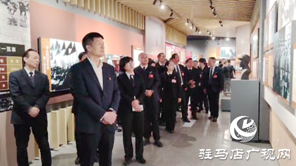 駐馬店市公交公司聯(lián)合市身邊好人協(xié)會(huì)組織開(kāi)展緬懷革命先烈主題活動(dòng)