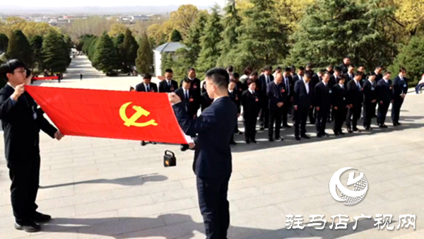 駐馬店市公交公司聯(lián)合市身邊好人協(xié)會(huì)組織開(kāi)展緬懷革命先烈主題活動(dòng)