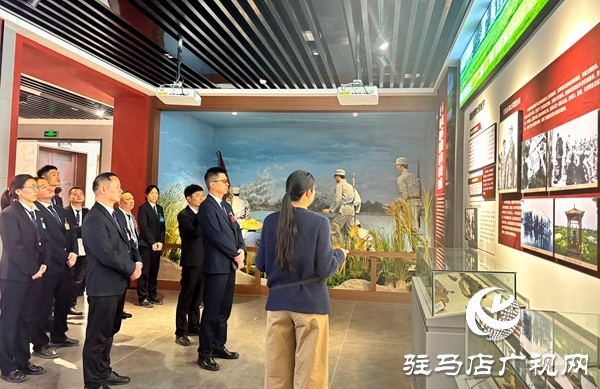  平輿公交組織黨員干部開展“緬懷革命先烈，傳承紅色精神”主題黨日活動(dòng)