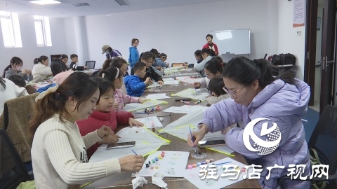 市總工會開展職工親子彩繪風(fēng)箏活動