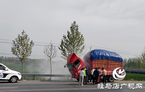 平輿縣：貨車自燃濃煙滾 交通執(zhí)法教科書式撲救化險(xiǎn)為夷