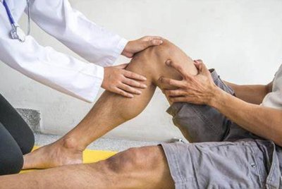 走路膝蓋突然“軟”一下？或許是這些疾病的信號