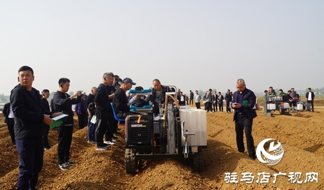 全省煙葉移栽環(huán)節(jié)農(nóng)機(jī)農(nóng)藝融合現(xiàn)場觀摩交流會在泌陽縣召開