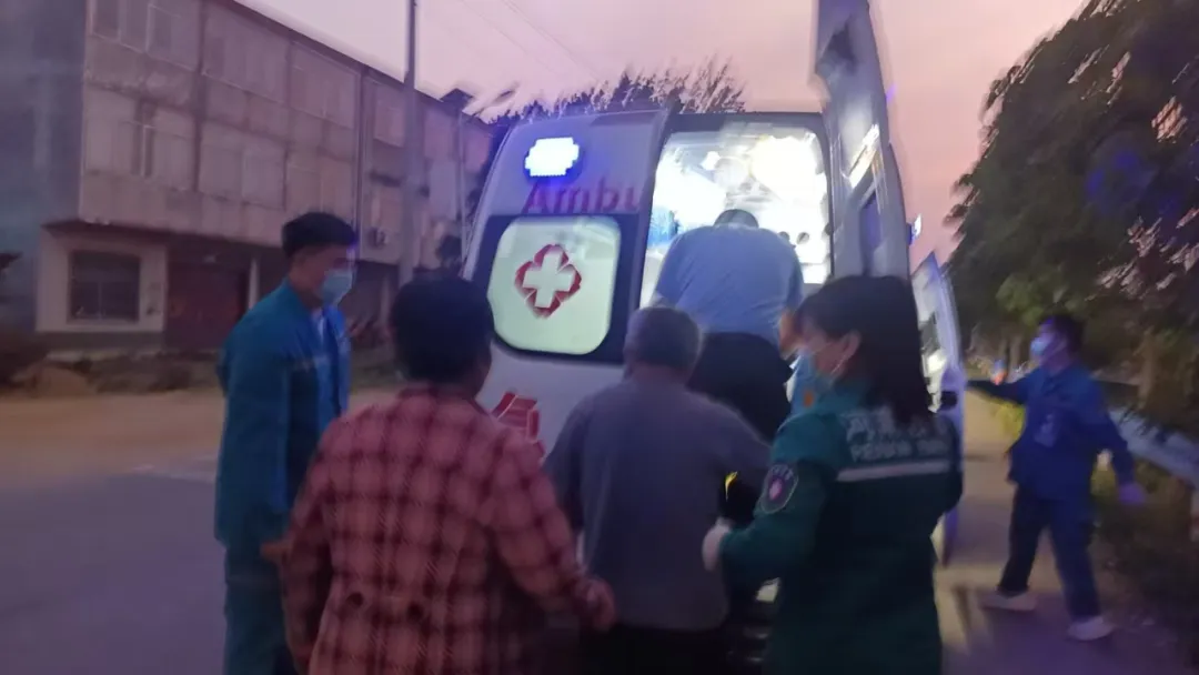 新蔡縣：烈焰中的逆行者！民警火海沖鋒救出被困孩子