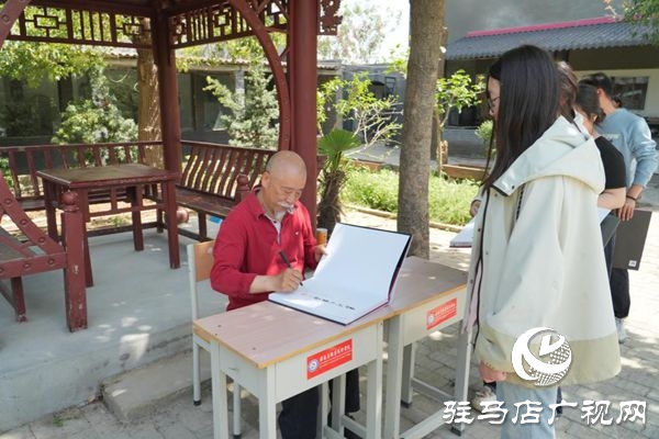 駐馬店職業(yè)技術(shù)學(xué)院書(shū)畫(huà)藝術(shù)專(zhuān)業(yè)學(xué)生開(kāi)展實(shí)踐教學(xué)