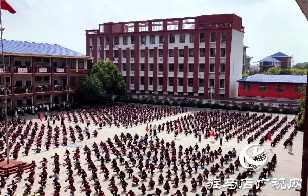 平輿縣外國語小學(xué)五年級(jí)家長走進(jìn)學(xué)校參與“家校共育 助力成長”主題家長會(huì)