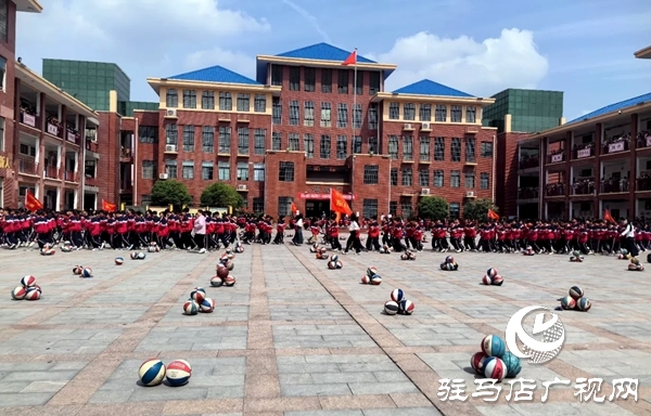平輿縣外國語小學(xué)五年級(jí)家長走進(jìn)學(xué)校參與“家校共育 助力成長”主題家長會(huì)