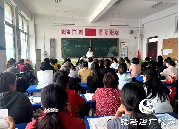 平輿縣外國語小學(xué)五年級(jí)家長走進(jìn)學(xué)校參與“家校共育 助力成長”主題家長會(huì)