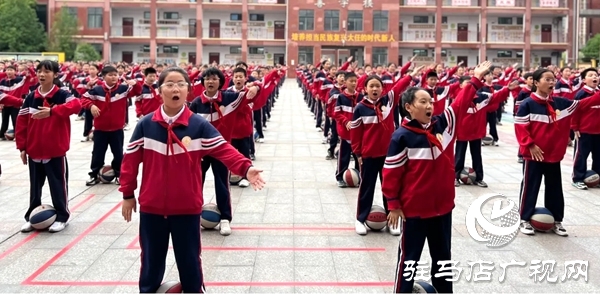 平輿縣外國語小學(xué)五年級(jí)家長走進(jìn)學(xué)校參與“家校共育 助力成長”主題家長會(huì)