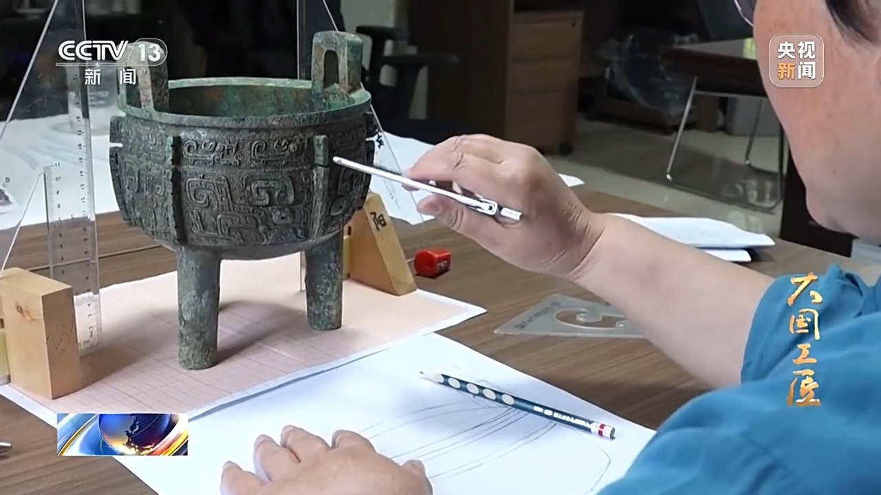 大國(guó)工匠·向新而行丨一片甲骨驚天下 她用墨拓讓商王朝的“朋友圈”清晰可見
