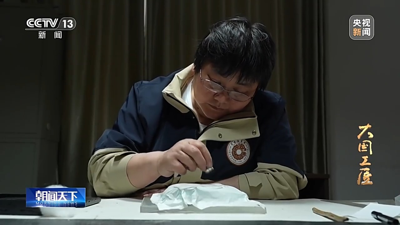 大國(guó)工匠·向新而行丨一片甲骨驚天下 她用墨拓讓商王朝的“朋友圈”清晰可見