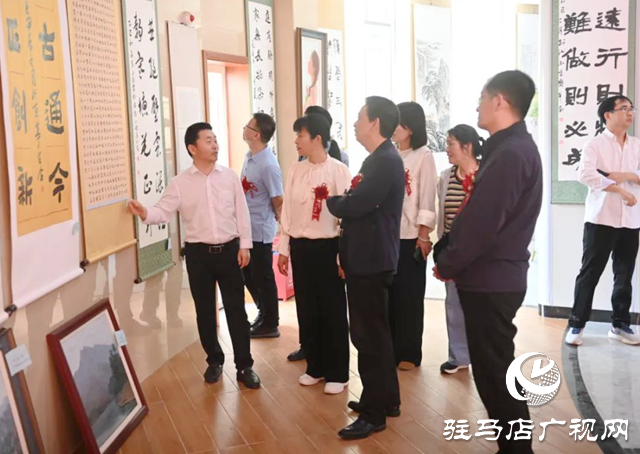 泌陽(yáng)縣舉行迎“五一”書畫攝影展