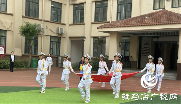 駐馬店市三十三小學(xué)開展“勞動最光榮 奮斗譜新篇”主題升旗儀式活動
