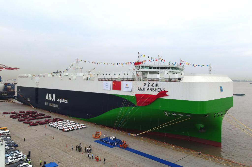 再刷紀錄！9500車位全球最大汽車運輸船上海首航赴歐