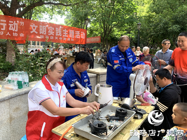 駐馬店經(jīng)濟開發(fā)區(qū)紅十字天中救援隊開展便民服務(wù)進社區(qū)活動