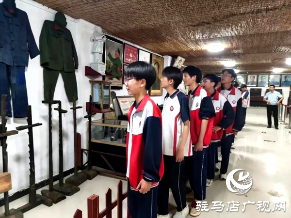 平輿縣第一初級(jí)中學(xué)學(xué)子在摯都民宿文化博物館開(kāi)展科普教育學(xué)習(xí)活動(dòng) 