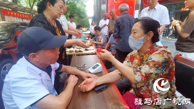 駐馬店經(jīng)濟(jì)開發(fā)區(qū)小界牌社區(qū)開展“迎端午送安康”活動(dòng)