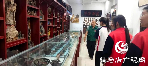 平輿縣第一初級(jí)中學(xué)學(xué)子在摯都民宿文化博物館開(kāi)展科普教育學(xué)習(xí)活動(dòng) 