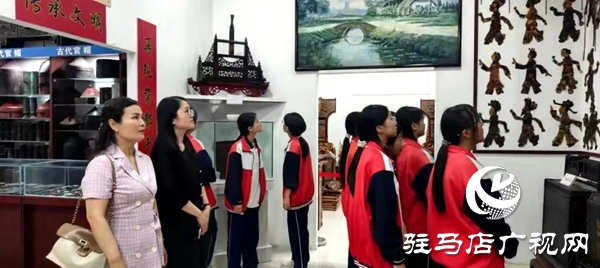 平輿縣第一初級(jí)中學(xué)學(xué)子在摯都民宿文化博物館開(kāi)展科普教育學(xué)習(xí)活動(dòng) 