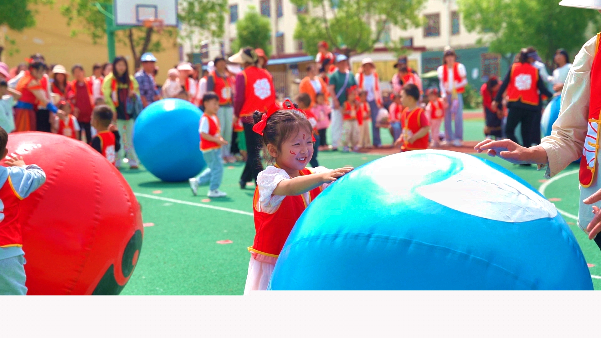  正陽(yáng)縣王勿橋鄉(xiāng)大風(fēng)車幼兒園舉行“哪吒之魔童鬧海”慶六一親子趣味運(yùn)動(dòng)會(huì)