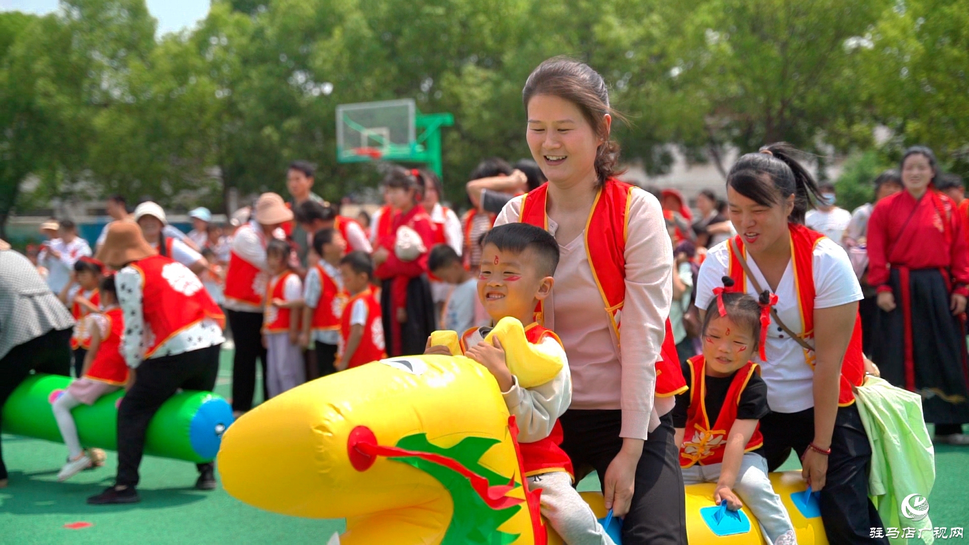  正陽(yáng)縣王勿橋鄉(xiāng)大風(fēng)車幼兒園舉行“哪吒之魔童鬧海”慶六一親子趣味運(yùn)動(dòng)會(huì)