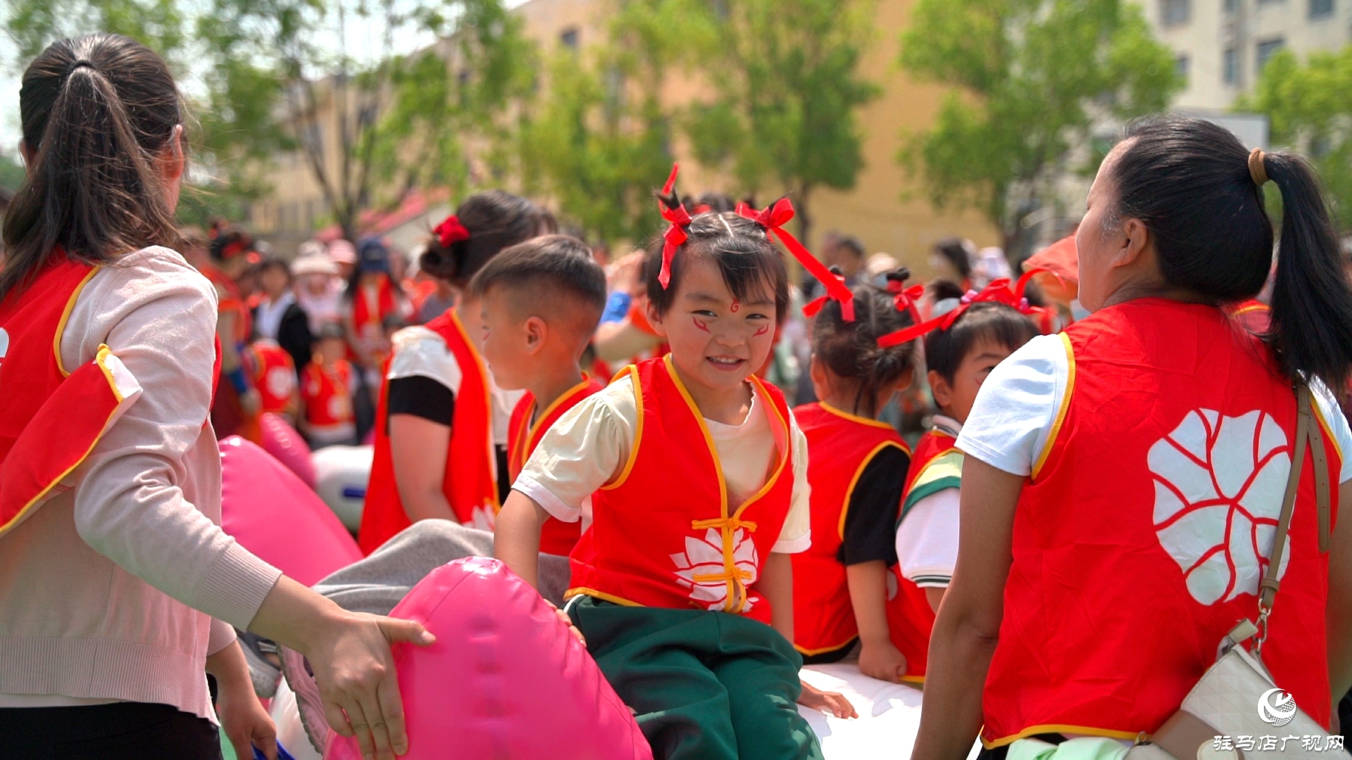  正陽(yáng)縣王勿橋鄉(xiāng)大風(fēng)車幼兒園舉行“哪吒之魔童鬧海”慶六一親子趣味運(yùn)動(dòng)會(huì)
