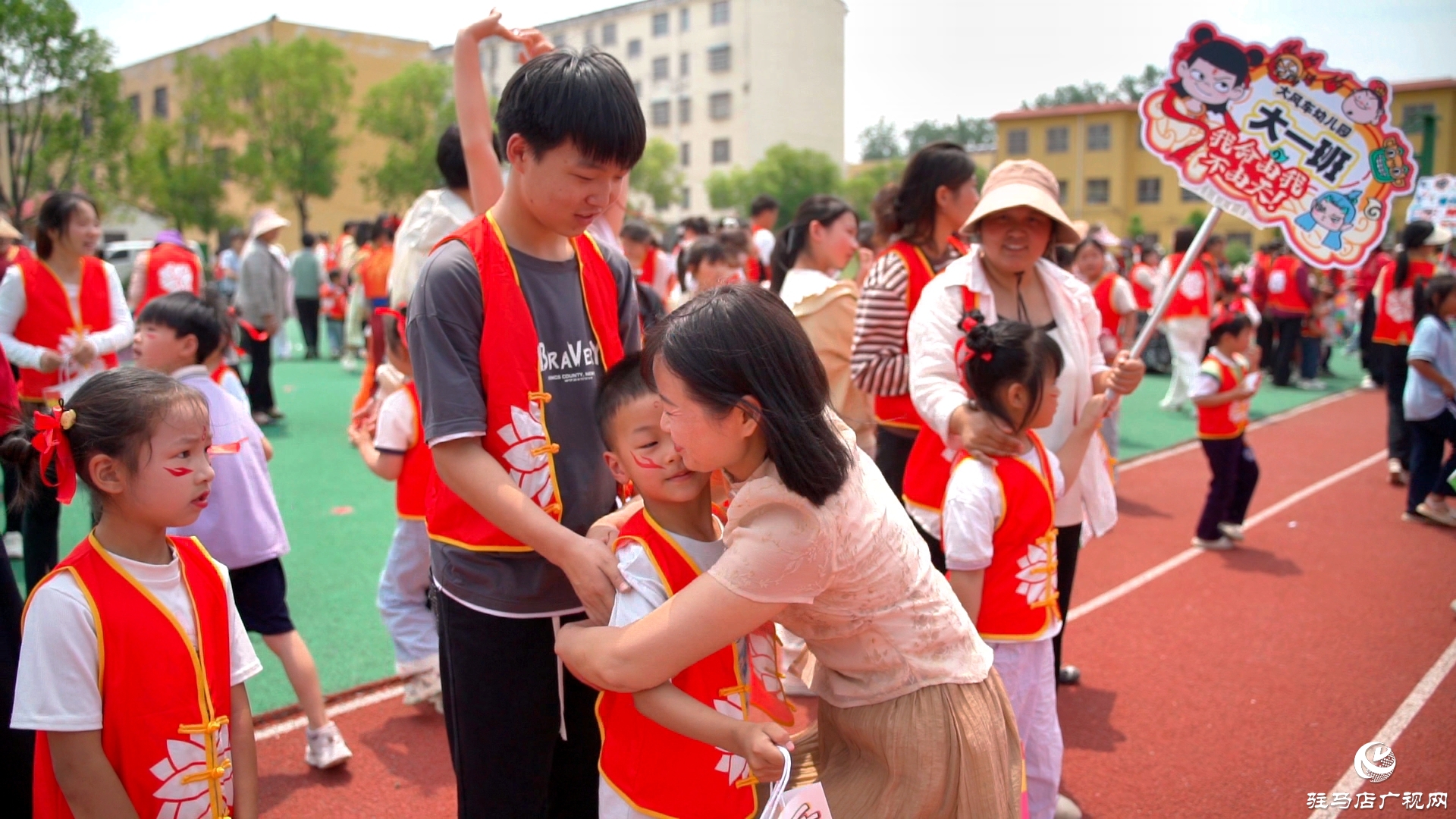  正陽(yáng)縣王勿橋鄉(xiāng)大風(fēng)車幼兒園舉行“哪吒之魔童鬧海”慶六一親子趣味運(yùn)動(dòng)會(huì)