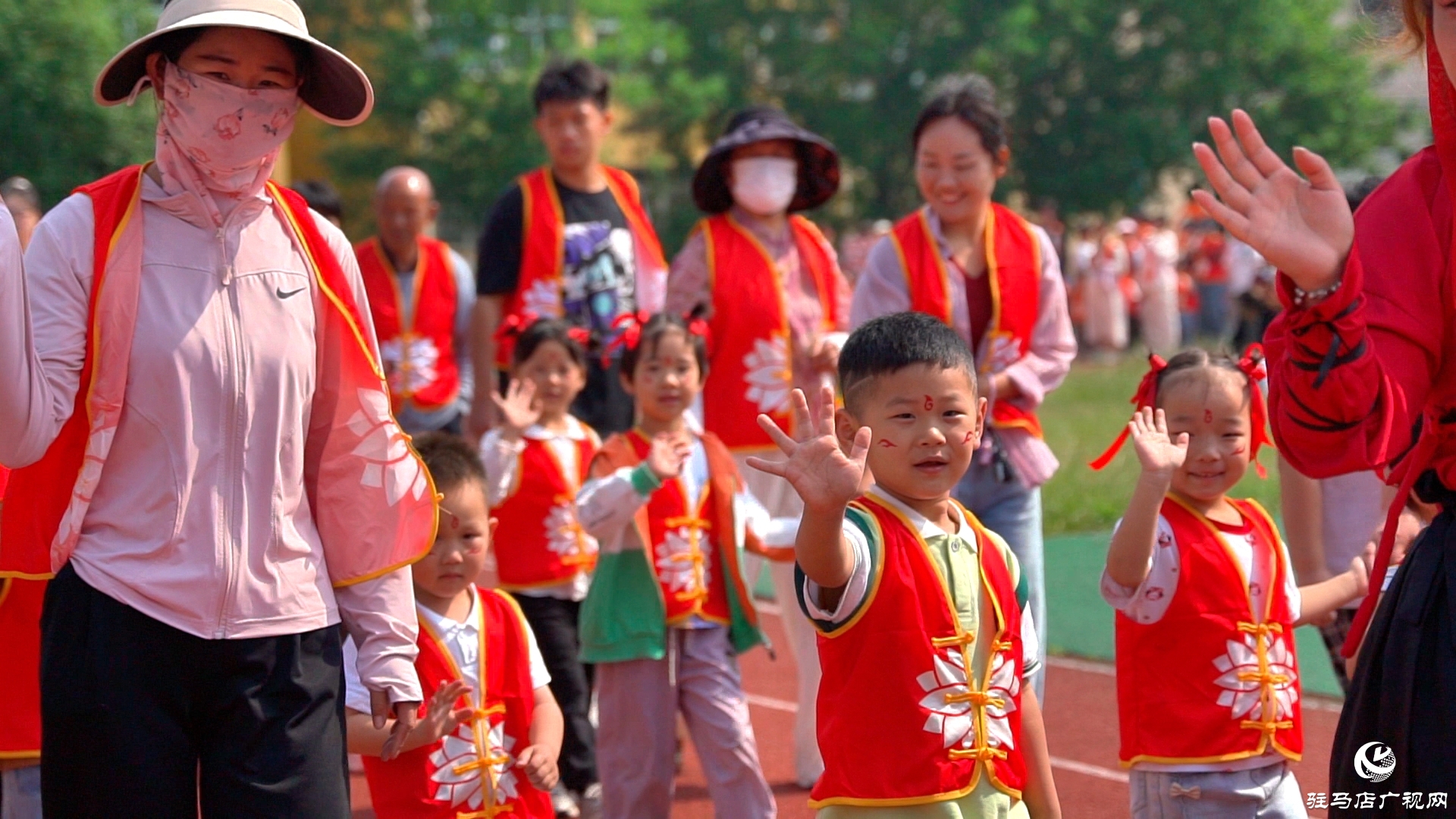  正陽(yáng)縣王勿橋鄉(xiāng)大風(fēng)車幼兒園舉行“哪吒之魔童鬧海”慶六一親子趣味運(yùn)動(dòng)會(huì)