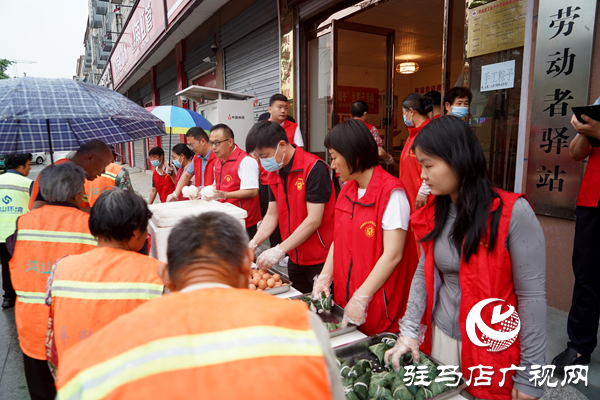 端午粽香暖人心：平輿縣開展“我們的節(jié)日—端午節(jié)”關(guān)愛環(huán)衛(wèi)工人文明實踐活動  