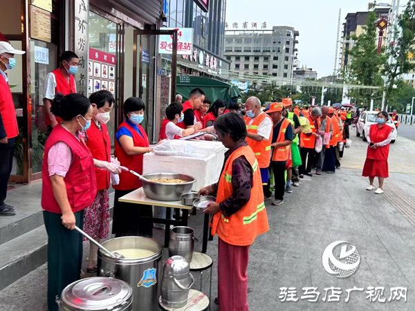 端午粽香暖人心：平輿縣開展“我們的節(jié)日—端午節(jié)”關(guān)愛環(huán)衛(wèi)工人文明實踐活動  