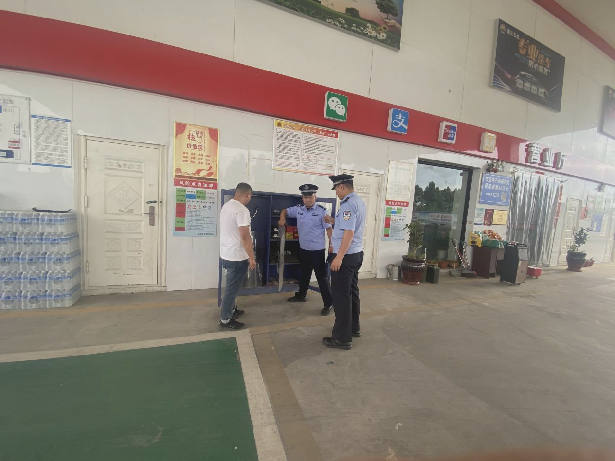 駐馬店市公安局示范區(qū)分局開展加油站專項(xiàng)安全檢查