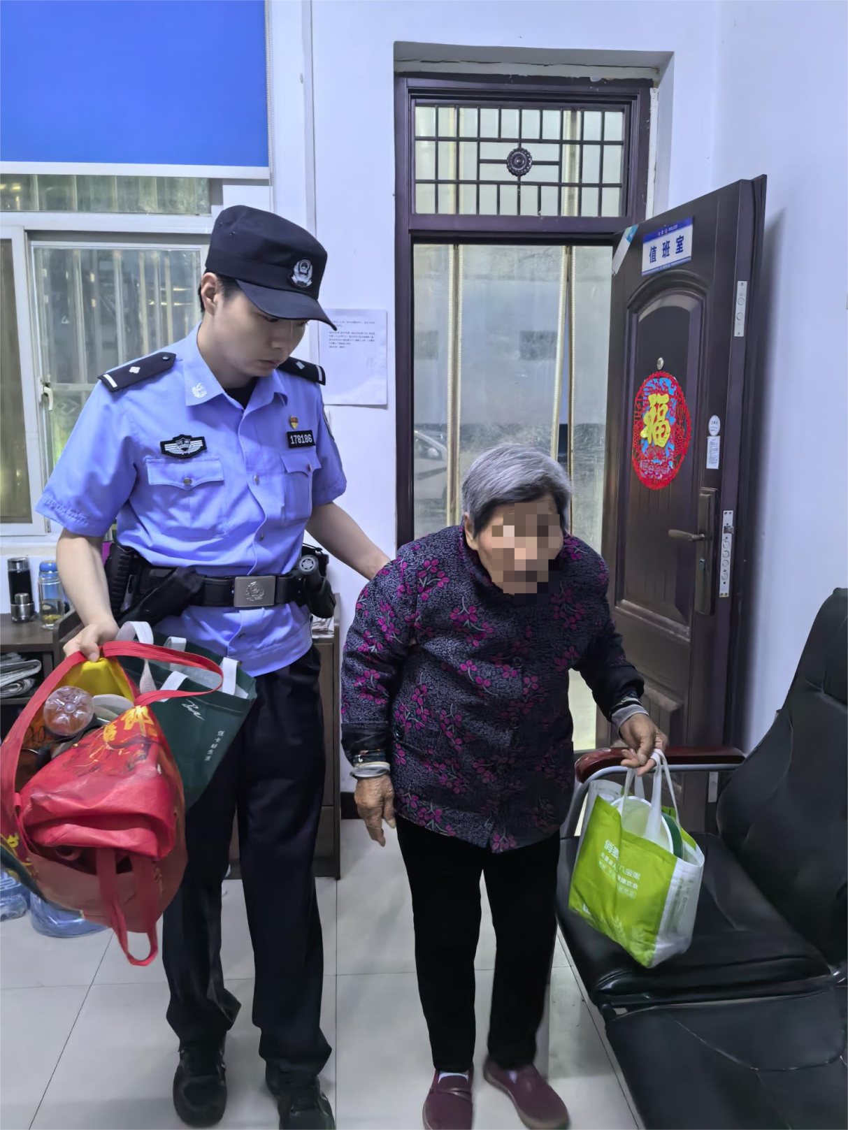 駐馬店市公安局經(jīng)開區(qū)分局：暖心民警幫走失老人找到家人