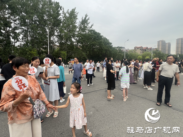 高考第一天：家長(zhǎng)的祝福與期待 為學(xué)子點(diǎn)亮追夢(mèng)路
