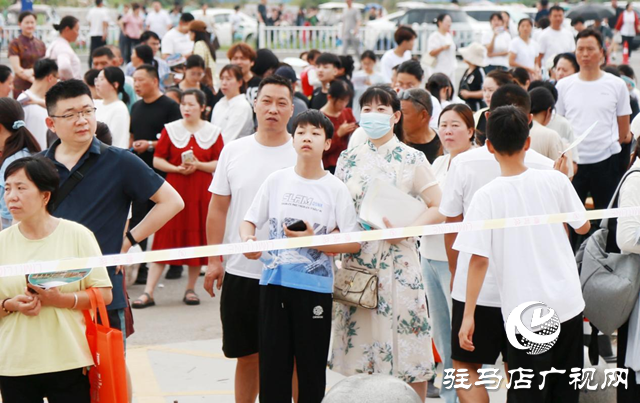 驛城區(qū)新高考首日 考生自信迎考 考點外全方位保障