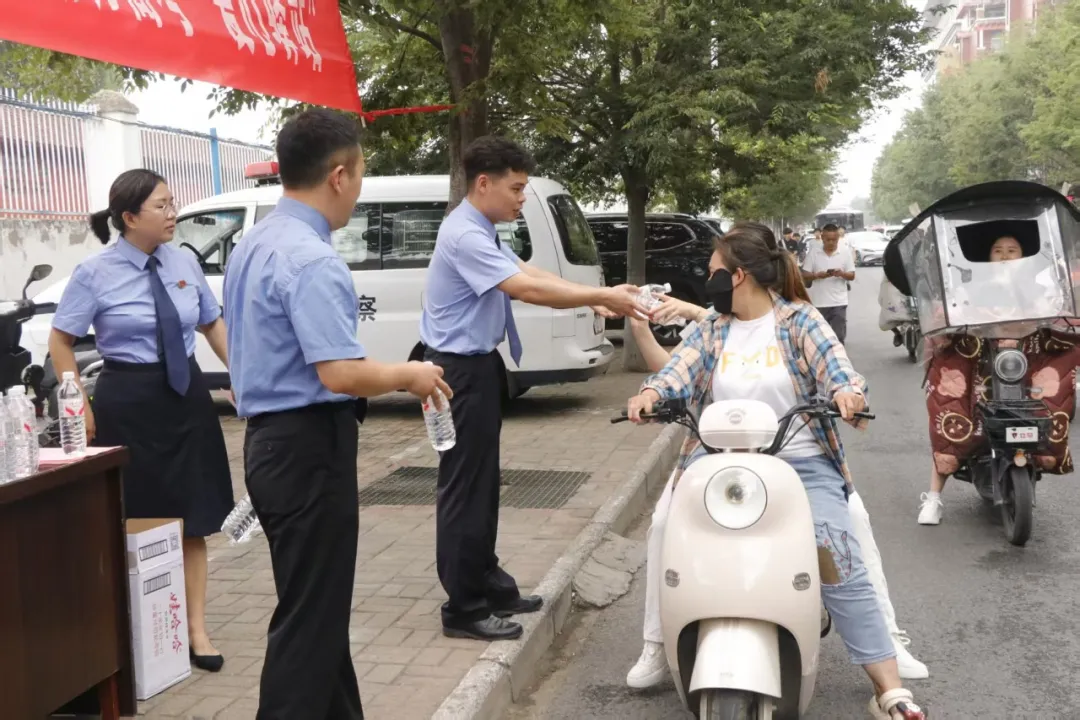 護(hù)航高考 檢愛(ài)相伴——汝南縣人民檢察院開(kāi)展助力高考志愿服務(wù)活動(dòng)
