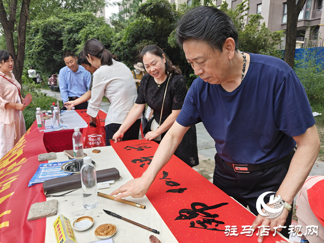 駐馬店市書畫研究院開展高考送祝福活動